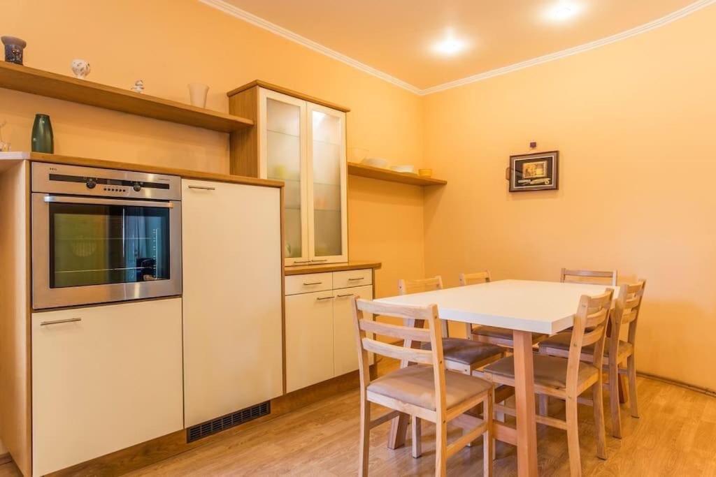 Old Town Apartment Next To Saint Peter'S Church Рига Екстериор снимка